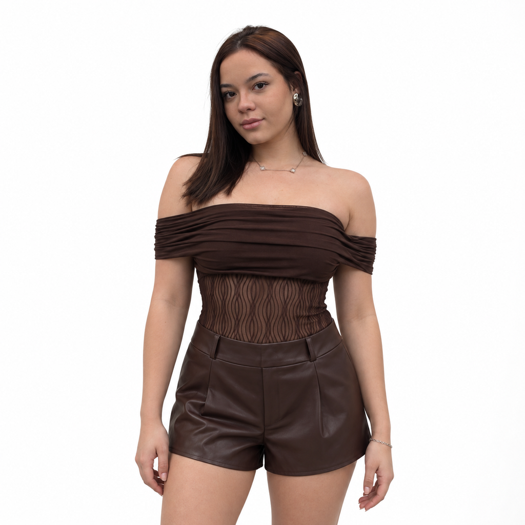 Modelo com body marrom e short marrom