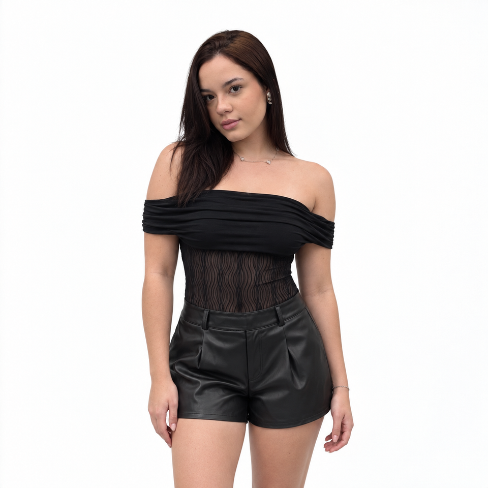 Modelo com body preto e short preto