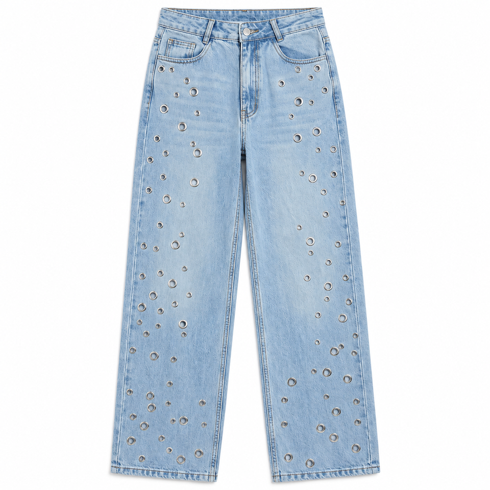 Calça jeans clara com ilhoses