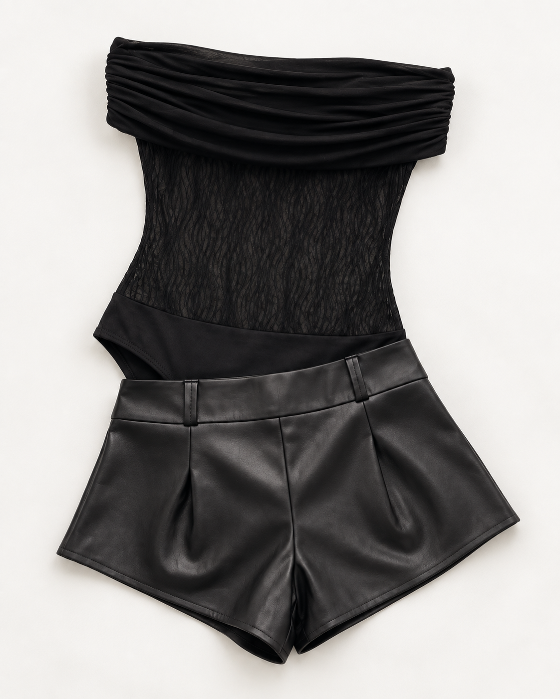 Body preto drapeado e short preto efeito couro em uma composição de look.