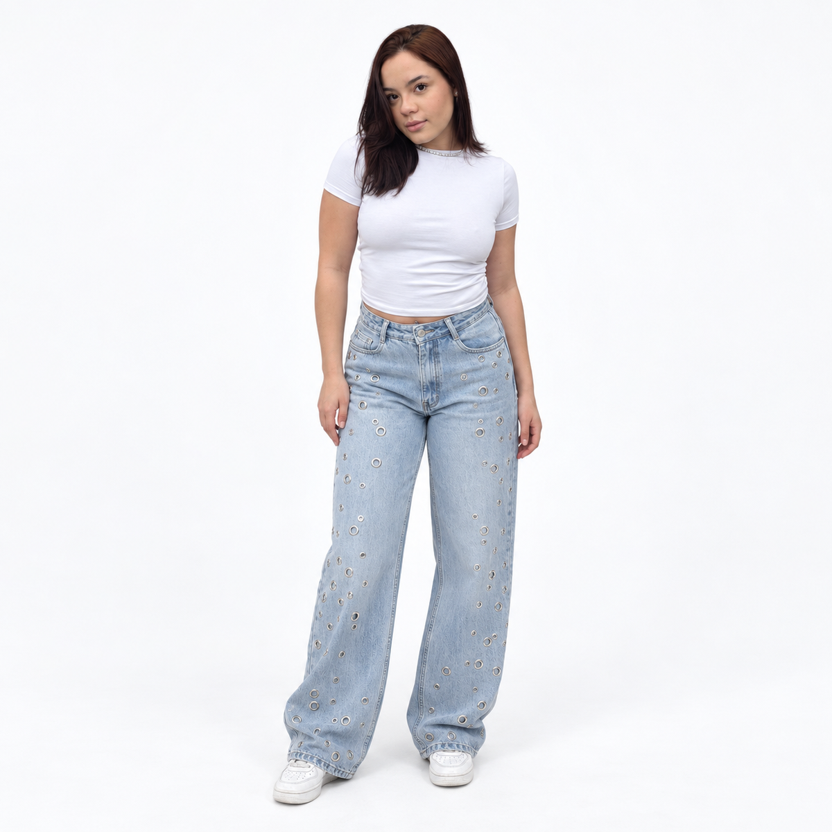 Modelo usando calça jeans wide leg com ilhoses