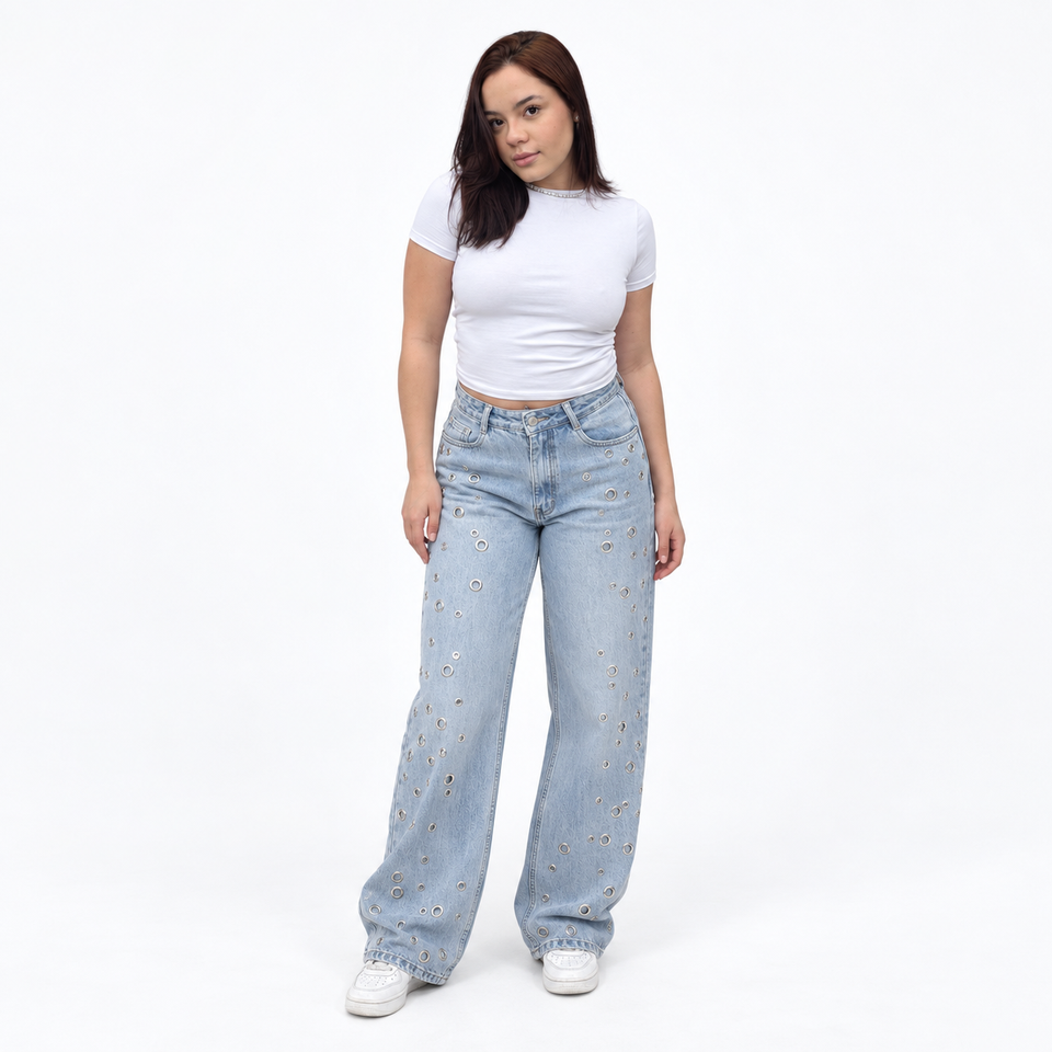 Modelo usando calça jeans wide leg com ilhoses